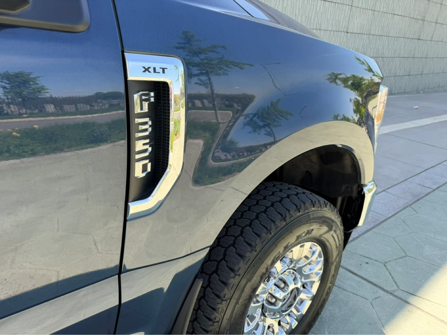 Ford F-350 Super Duty XLT Crew Cab Pickup Truck - photo 3