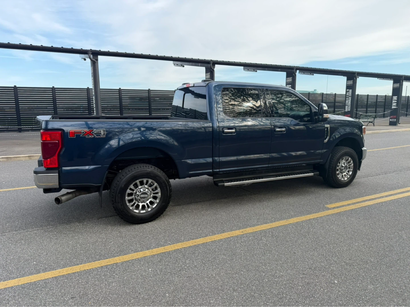 Ford F-350 Super Duty XLT Crew Cab Pickup Truck - photo 4