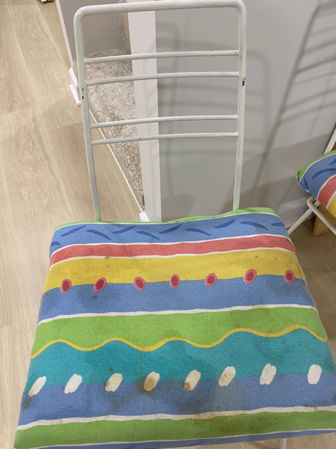 Set of 4 White Metal Chairs with Colorful Cushions - photo 4