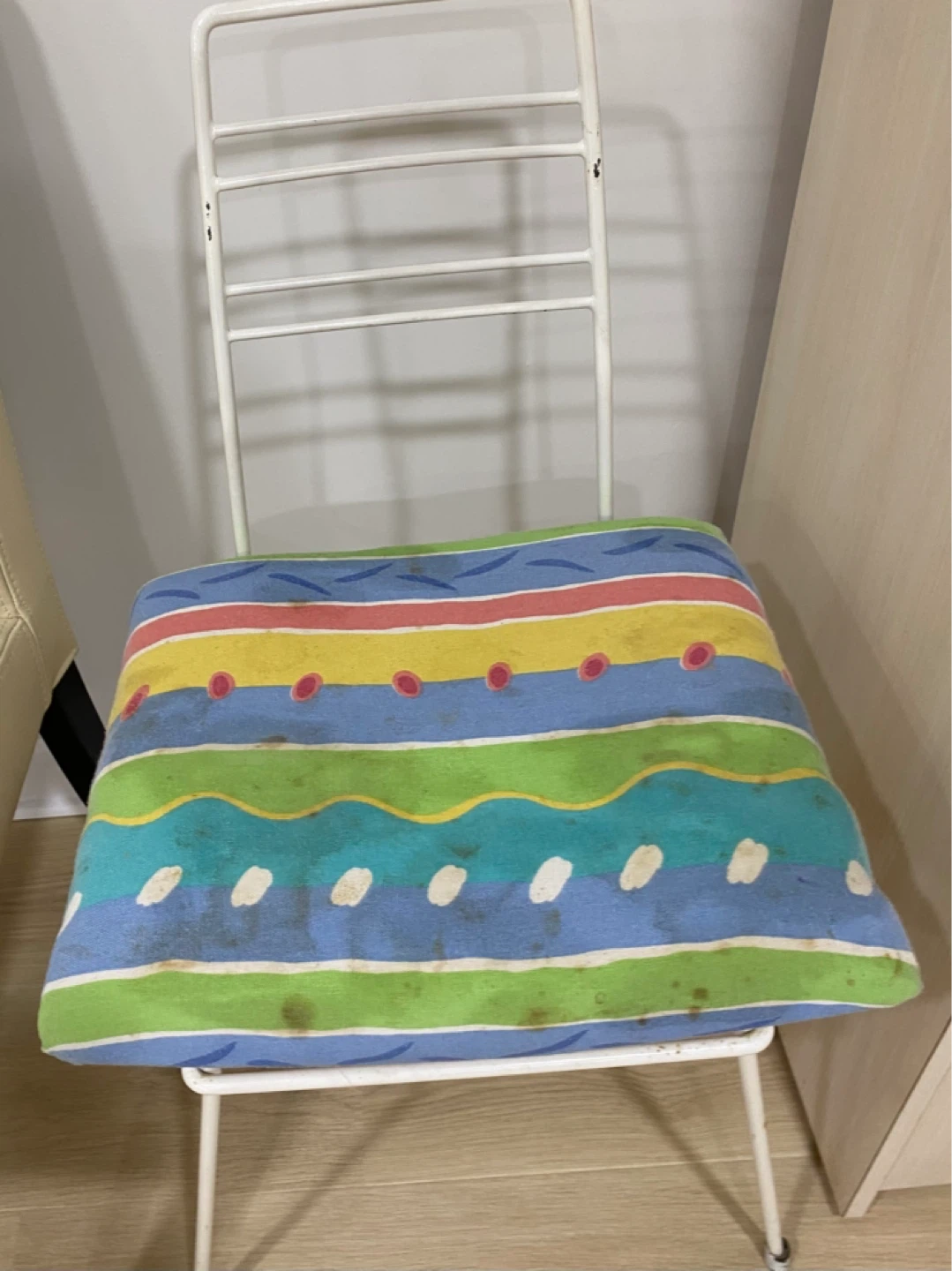 Set of 4 White Metal Chairs with Colorful Cushions - photo 5