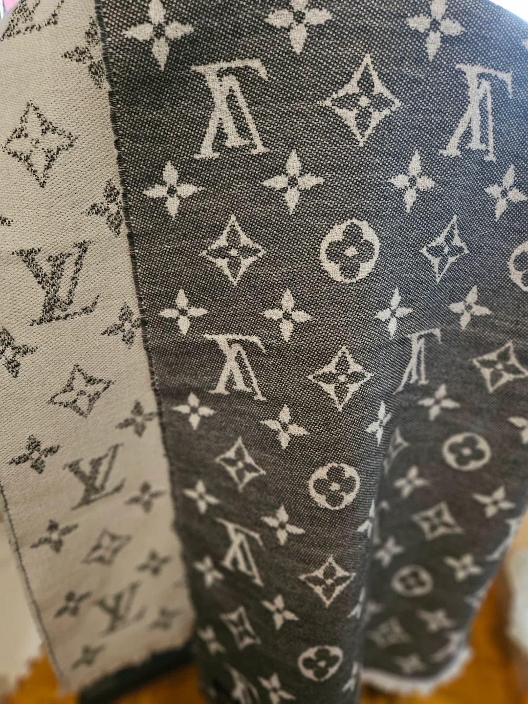 Authentic Louis Vuitton Monogram Scarf (100% Wool) - photo 3