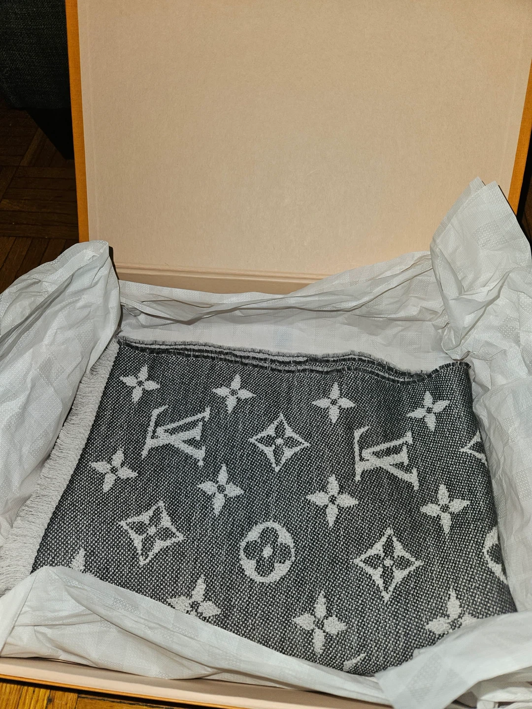 Authentic Louis Vuitton Monogram Scarf (100% Wool) - photo 4