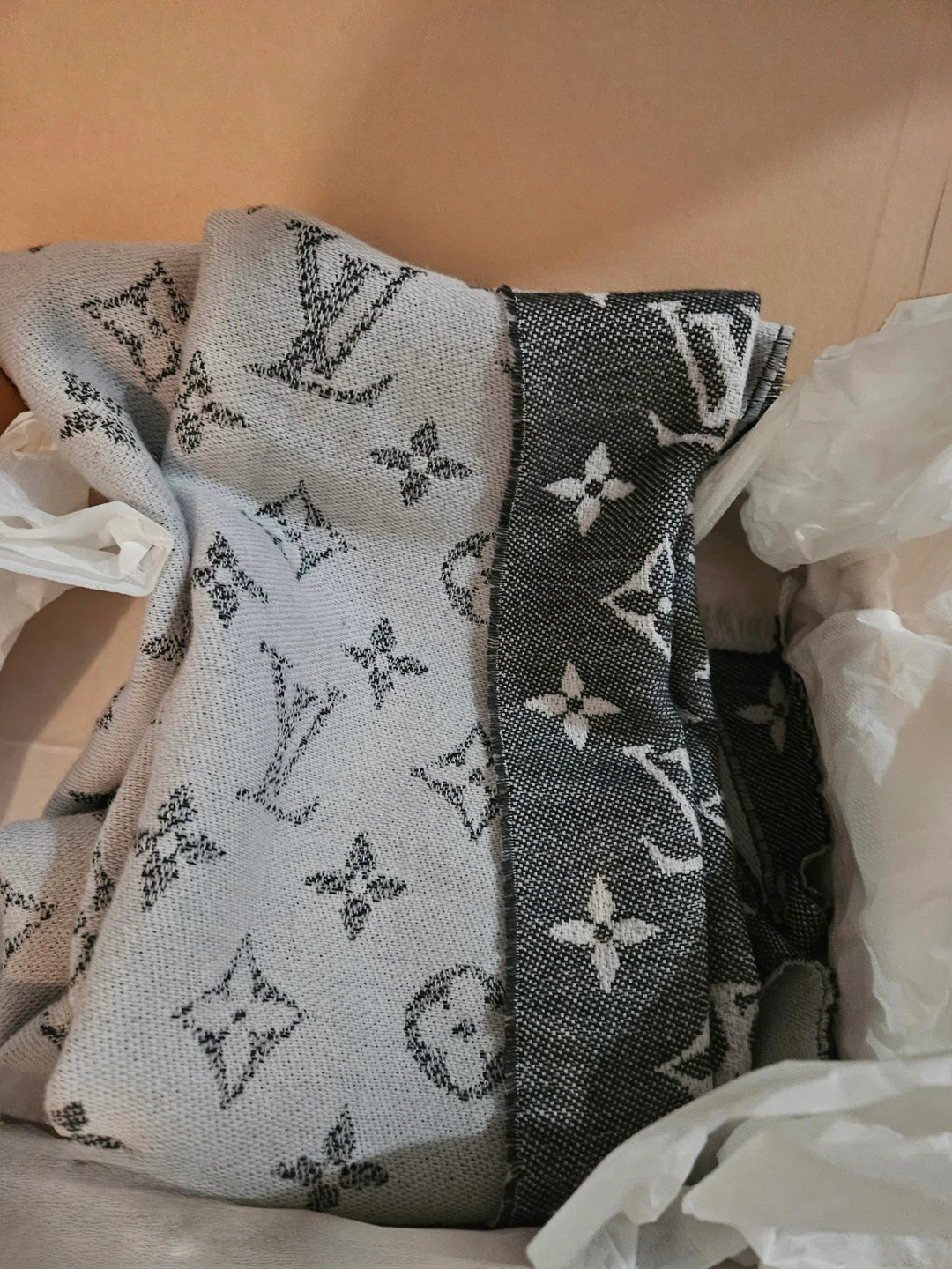 Authentic Louis Vuitton Monogram Scarf (100% Wool) - photo 2