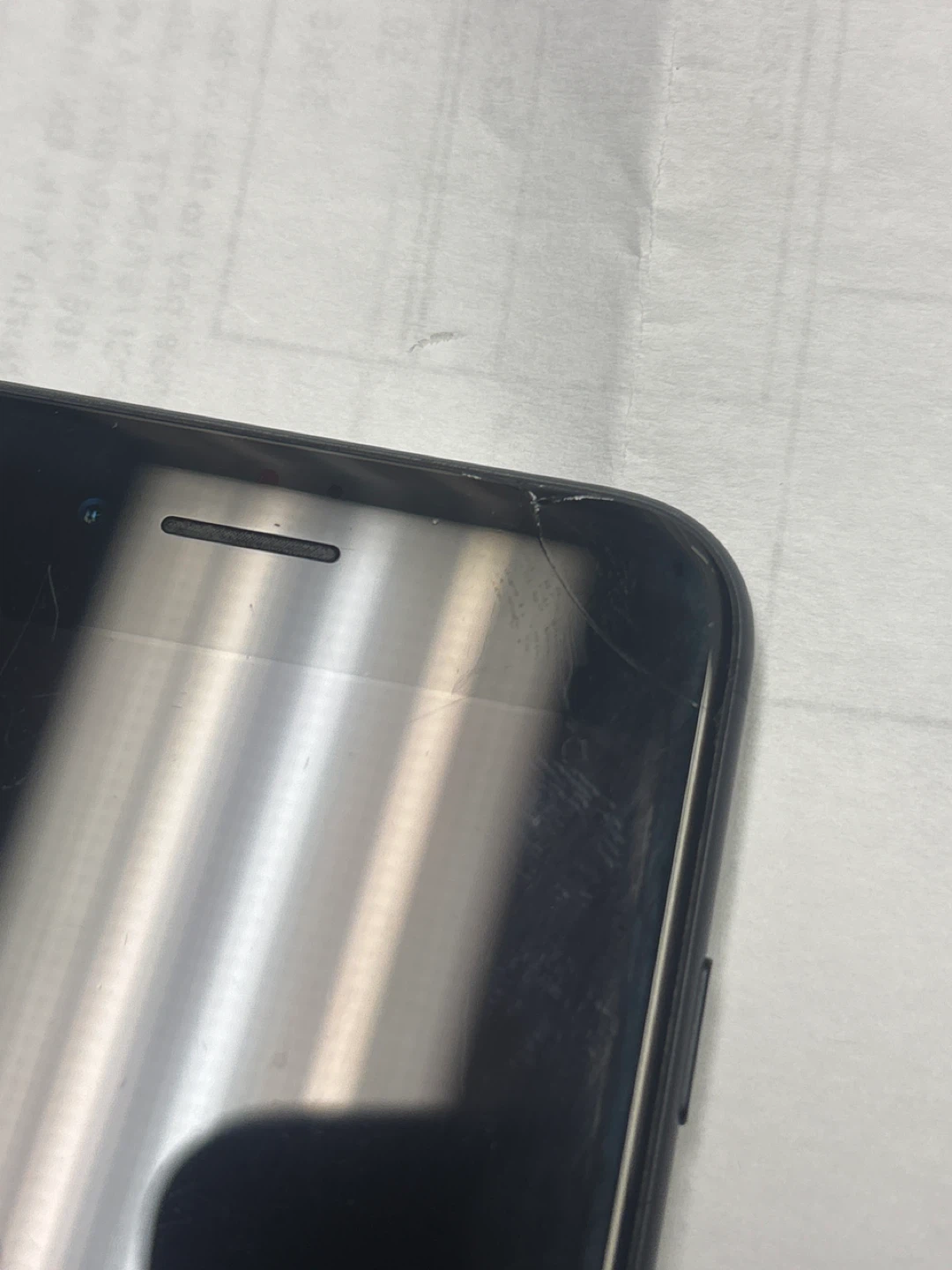 iPhone 7 (Minor Cracked Screen) but functional - photo 2