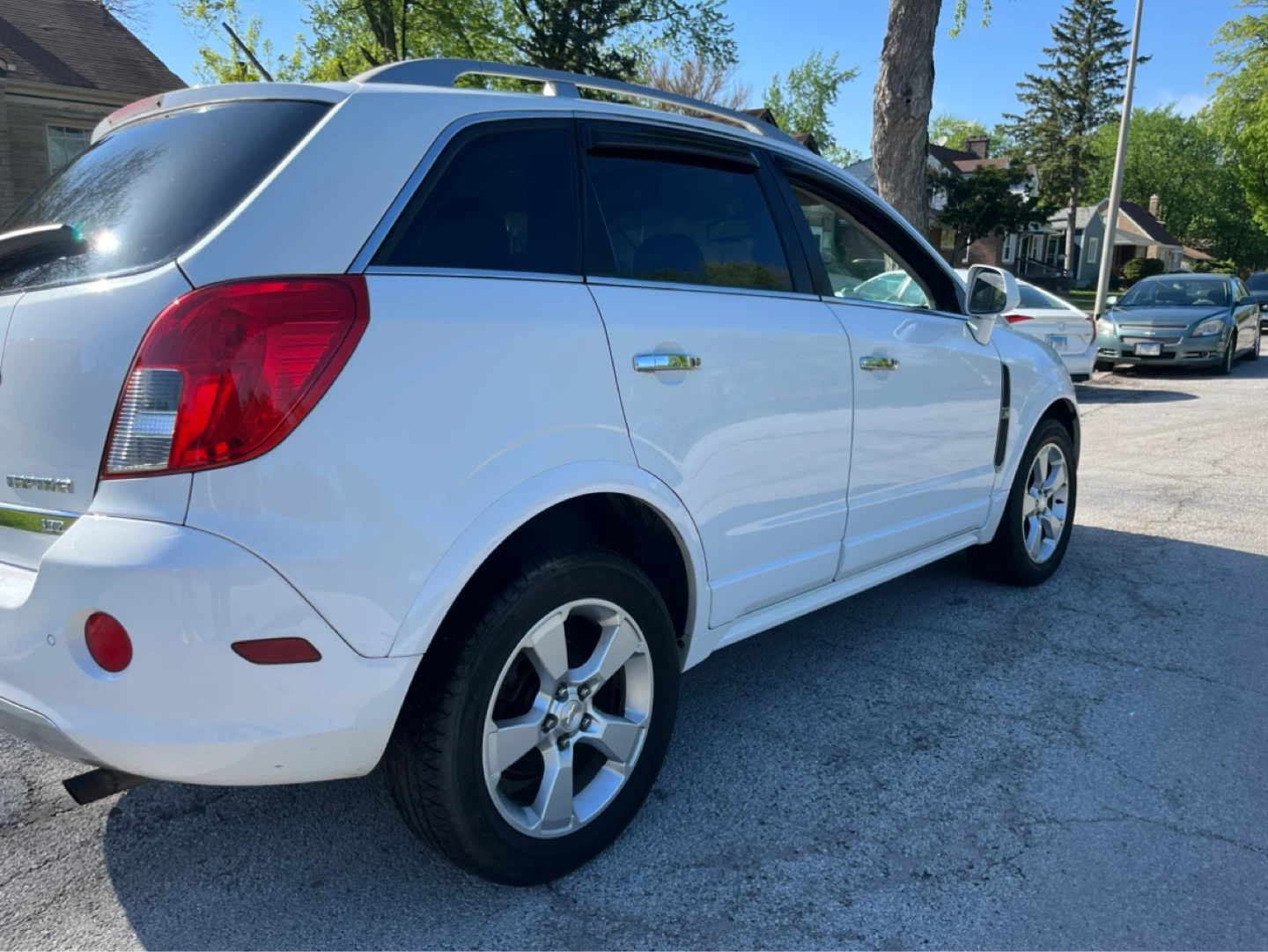White Chevrolet Captiva SUV - photo 4