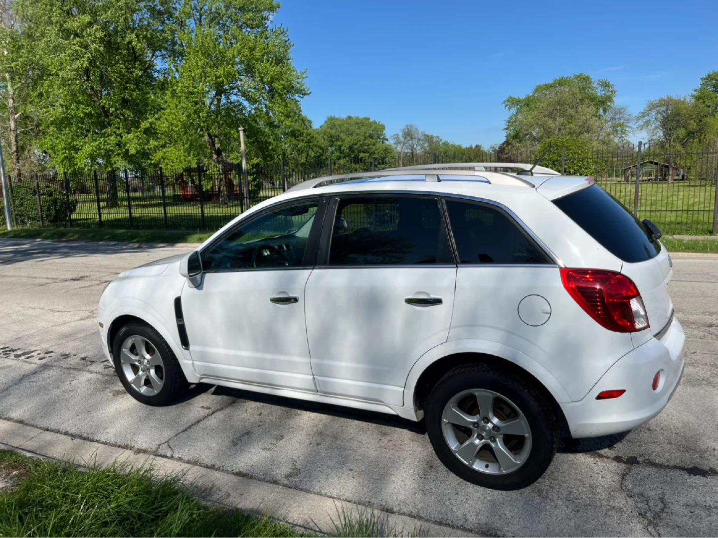 White Chevrolet Captiva SUV - photo 2