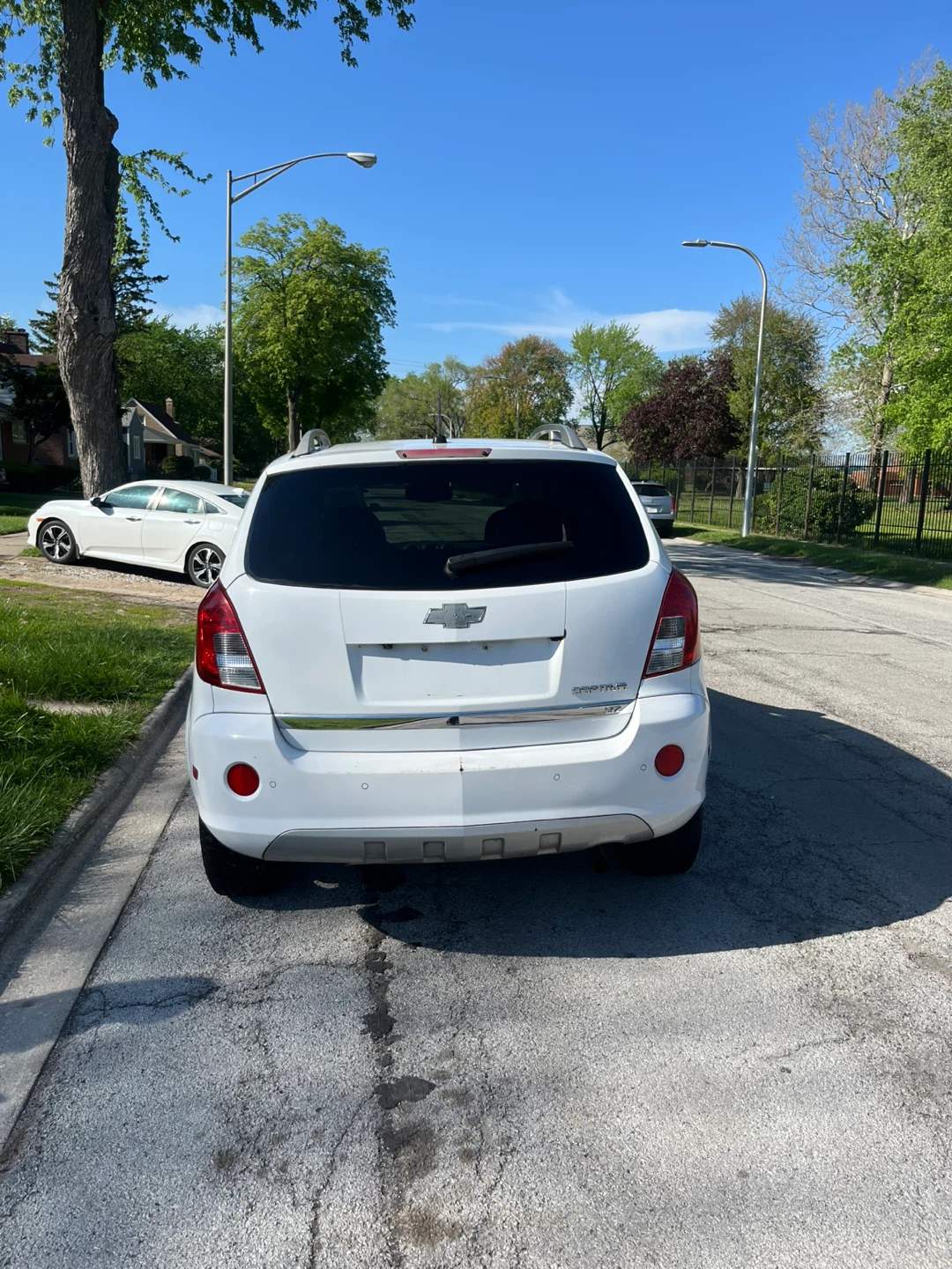 White Chevrolet Captiva SUV - photo 3