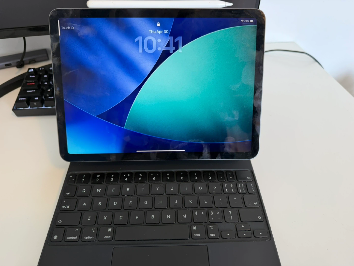 Bundled Apple iPad Air (5th Gen) 256 GB + Pencil + keyboard