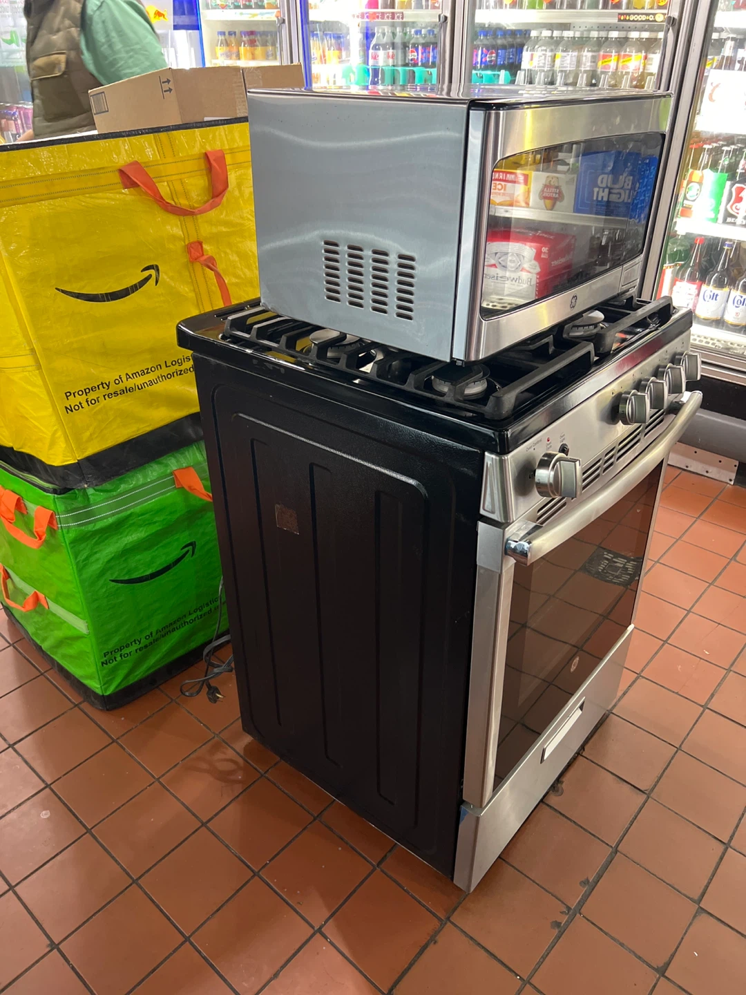 GE Gas Range with Over-the-Range Microwave - photo 3