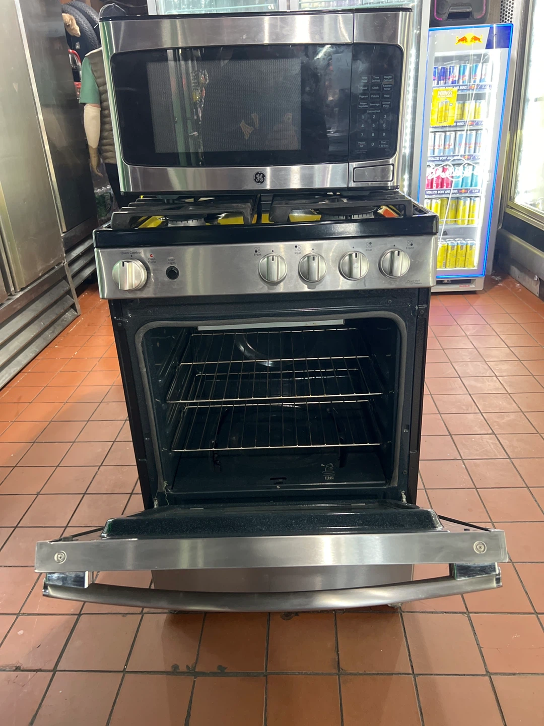 GE Gas Range with Over-the-Range Microwave - photo 4