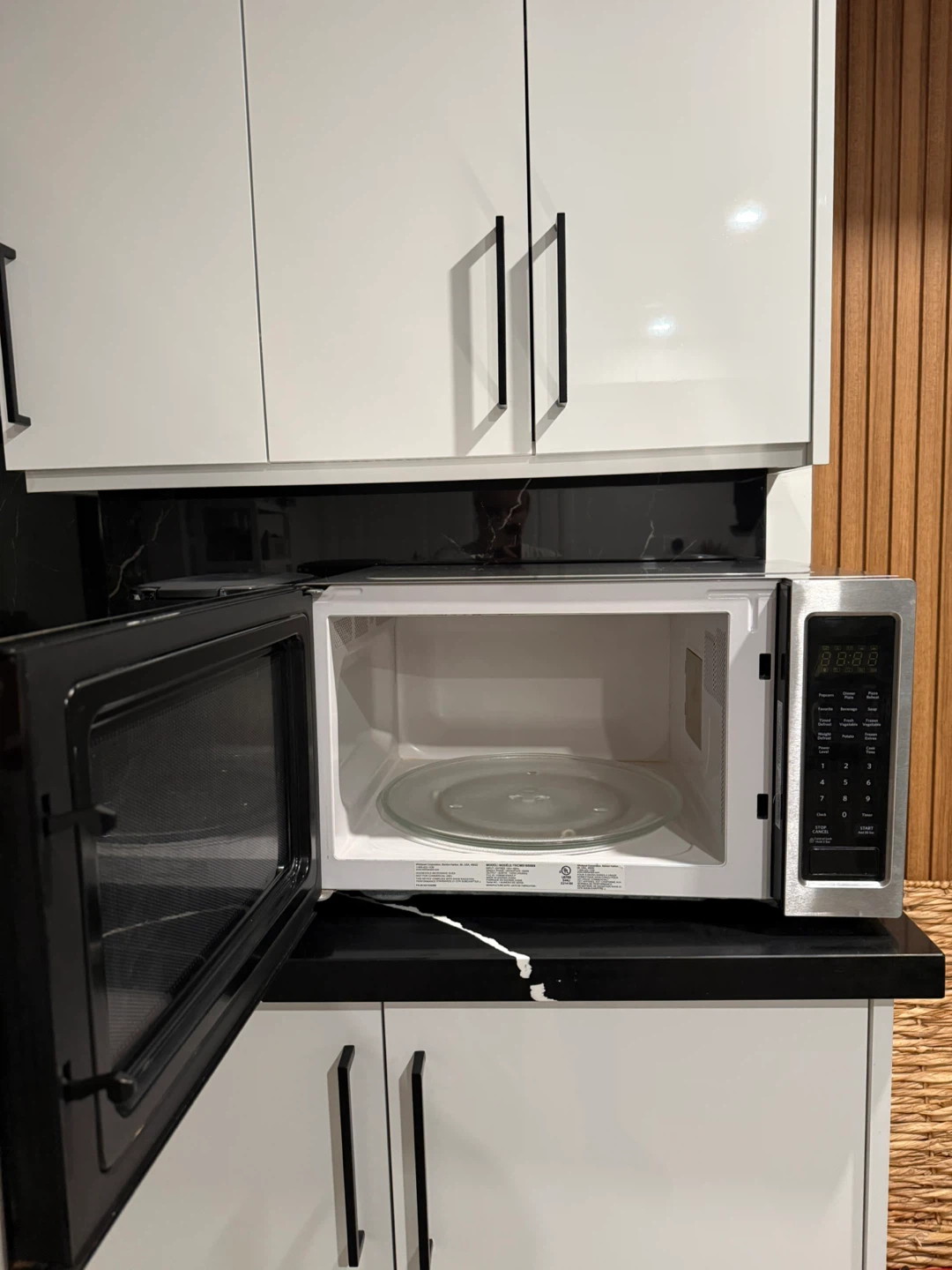 Large KitchenAid 1.6 cu. ft. Countertop Microwave - photo 2