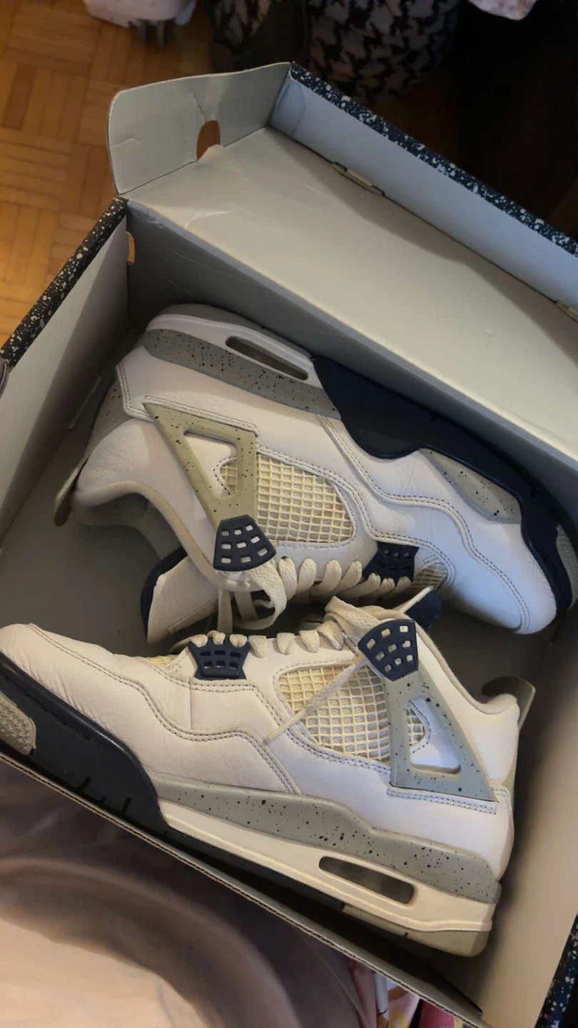 Air Jordan 4 Retro (Size 8 US Men's)