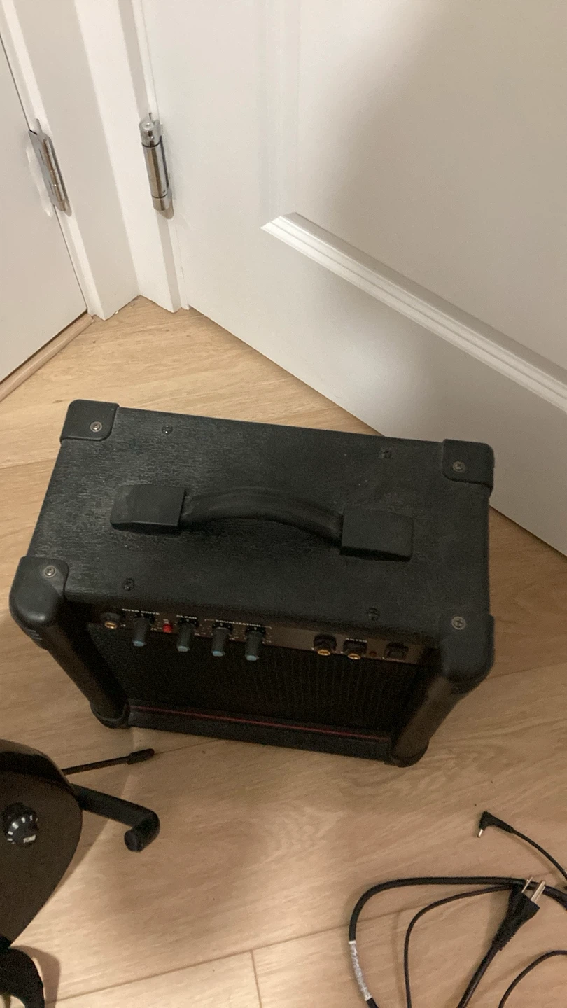 Yamaha Electric Guitar and Amplifier Set - photo 3