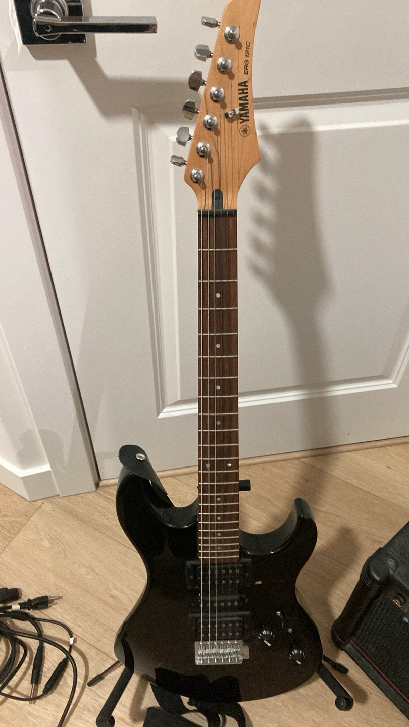 Yamaha Electric Guitar and Amplifier Set - photo 2