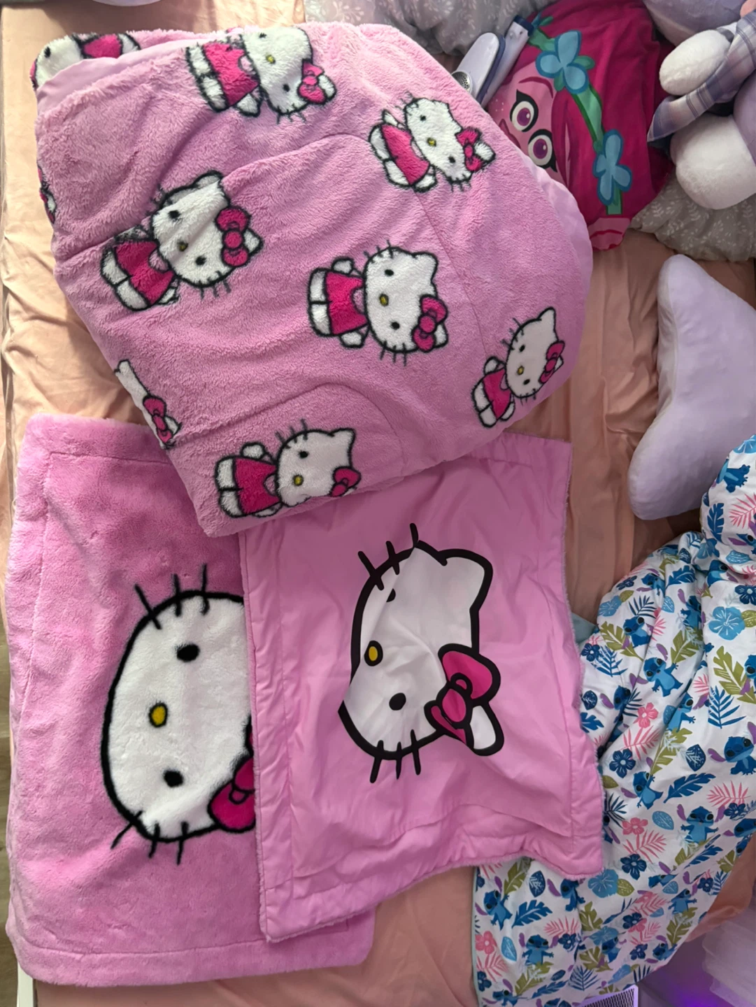 Hello Kitty Plush Blanket Set