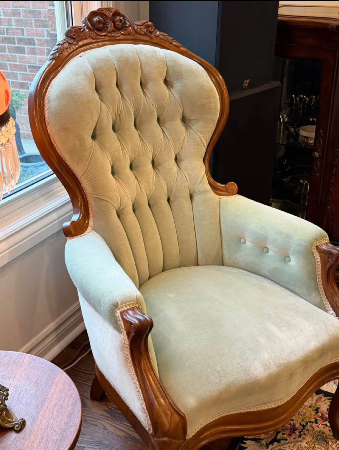 Antique Tufted Loveseat and Accent Chairs Set - photo 4