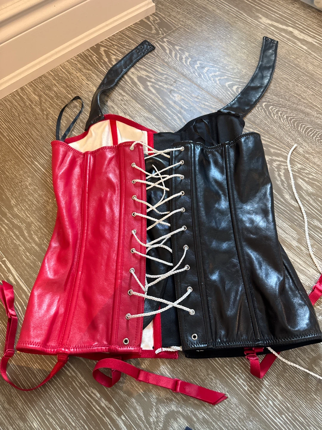 Harley Quinn Red and Black Corset L/XL - photo 3