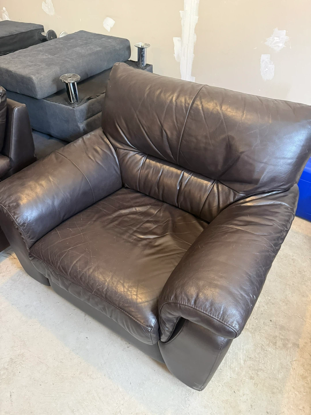 Black leather couch and chair - photo 5