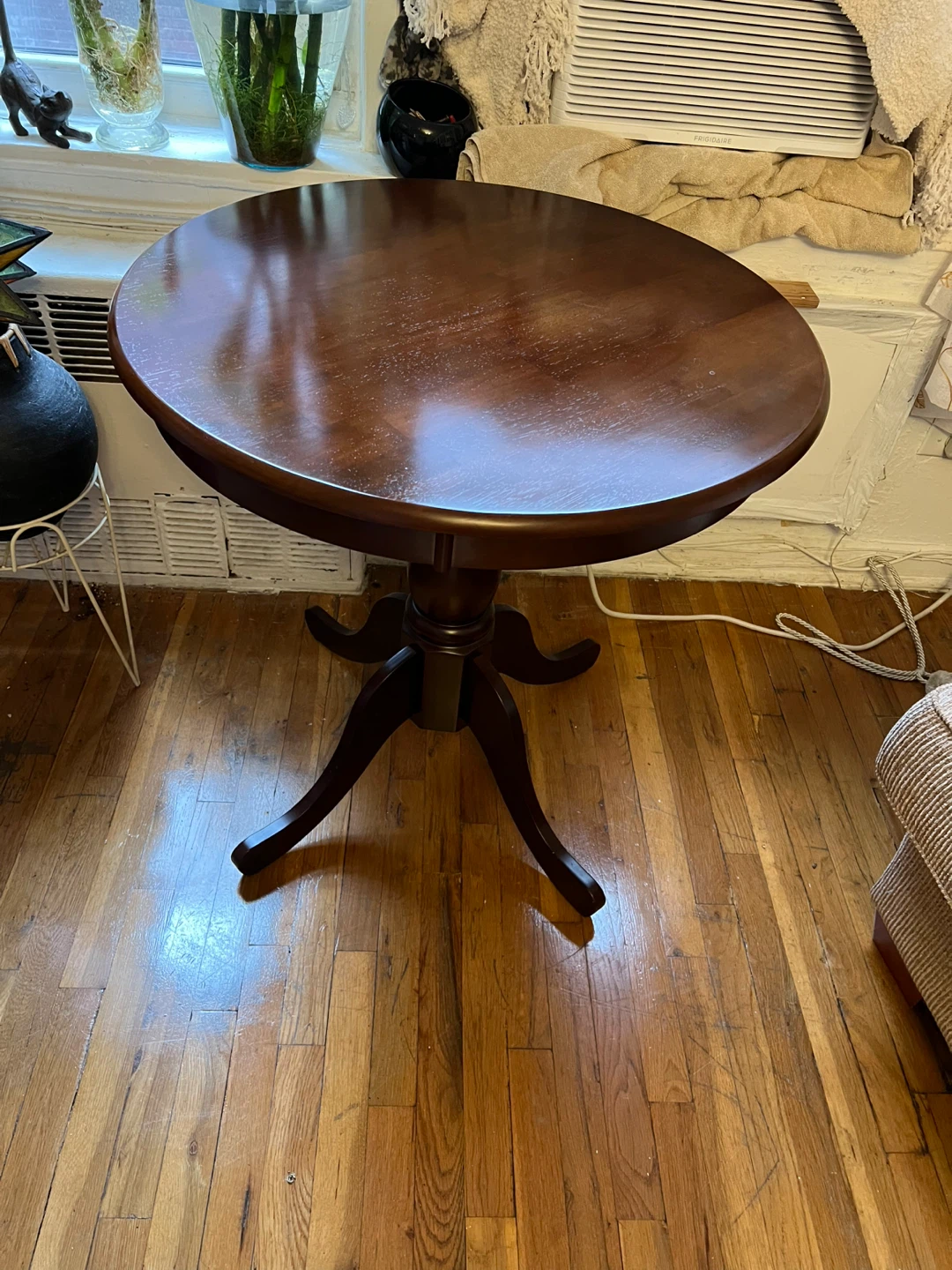 Round Pedestal Accent Table 30x30 - photo 2