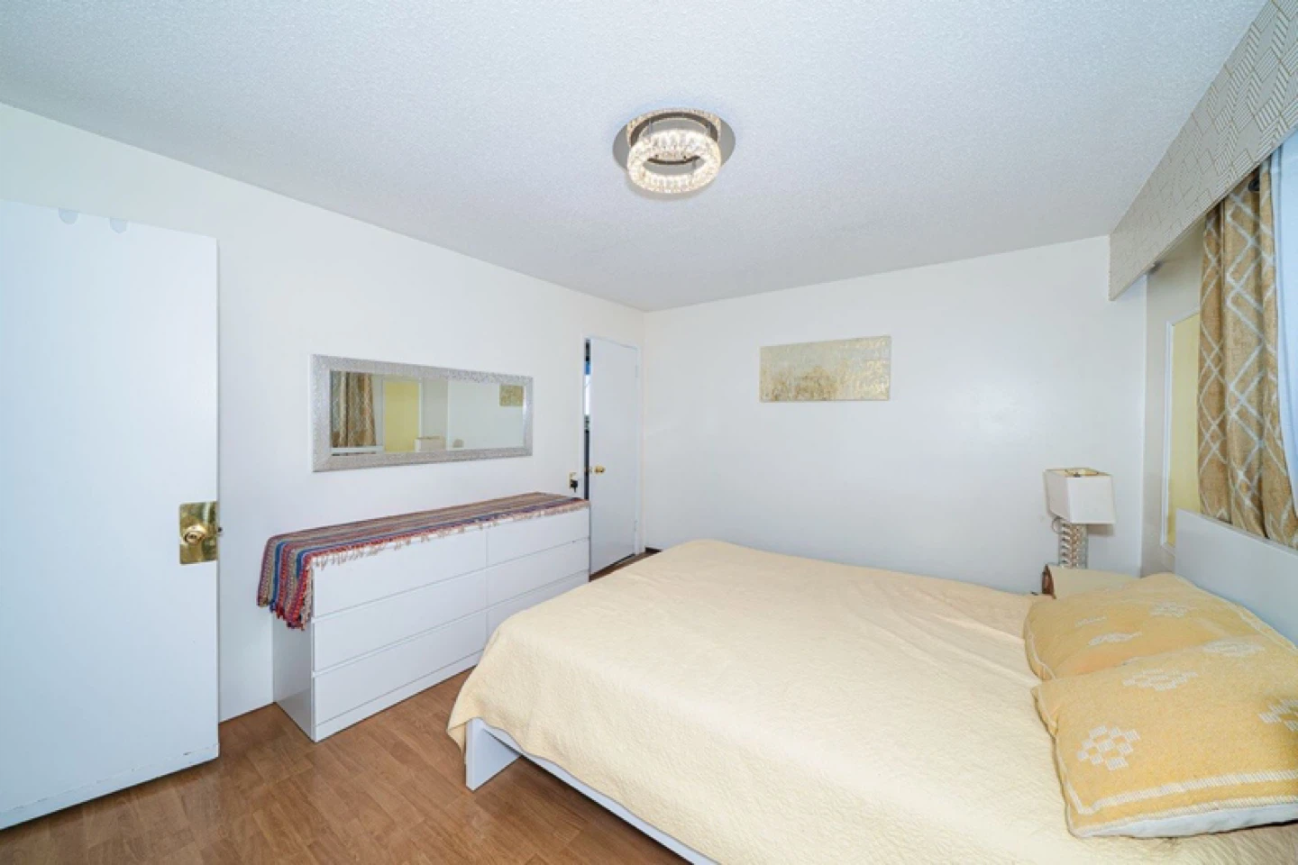 Queen size bed frame +mattress +6-drawer vanity-style dresser. - photo 2