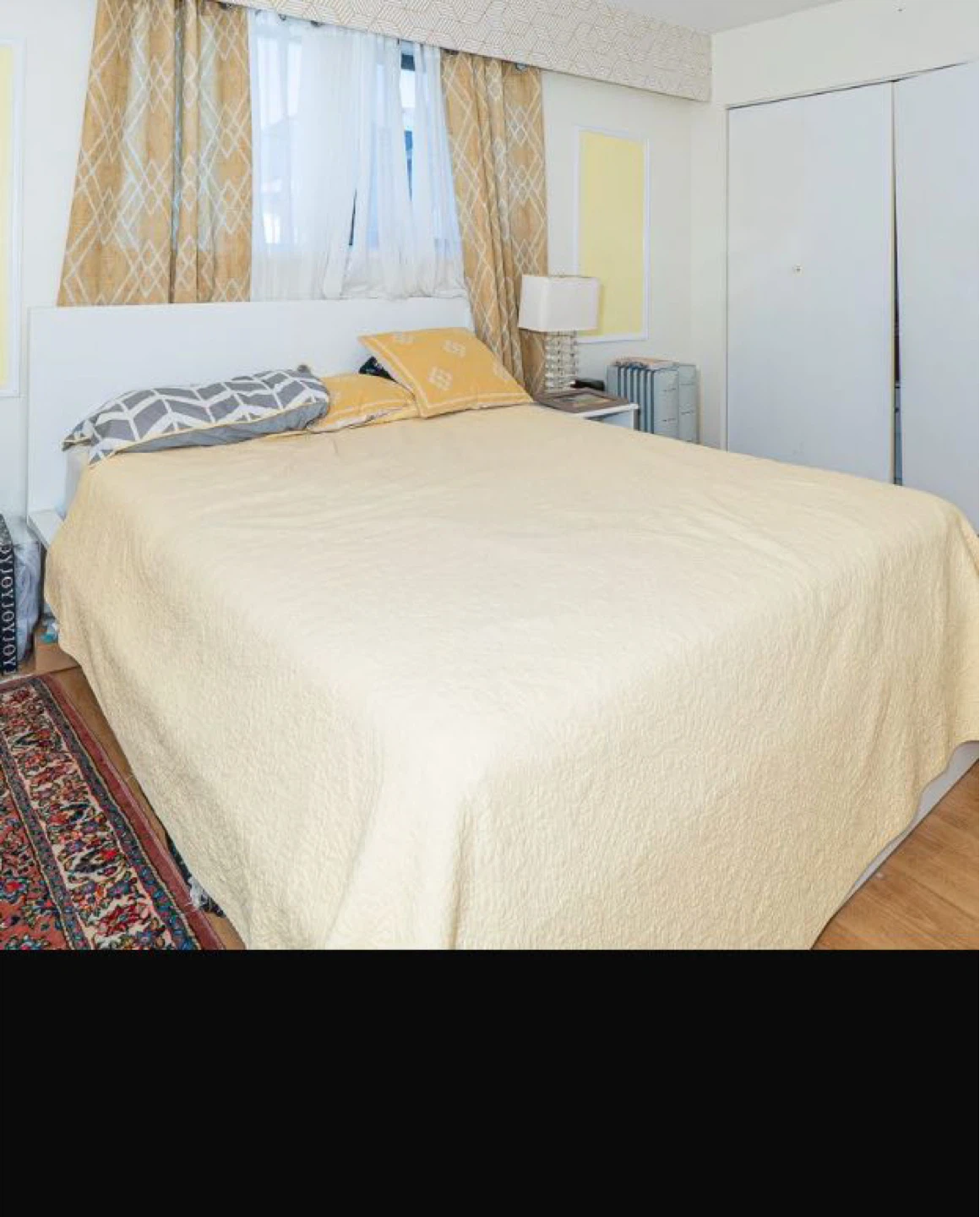 Queen size bed frame +mattress +6-drawer vanity-style dresser. - photo 3