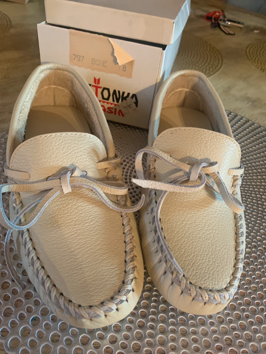 Minnetonka Moccasins Size 8 Bone