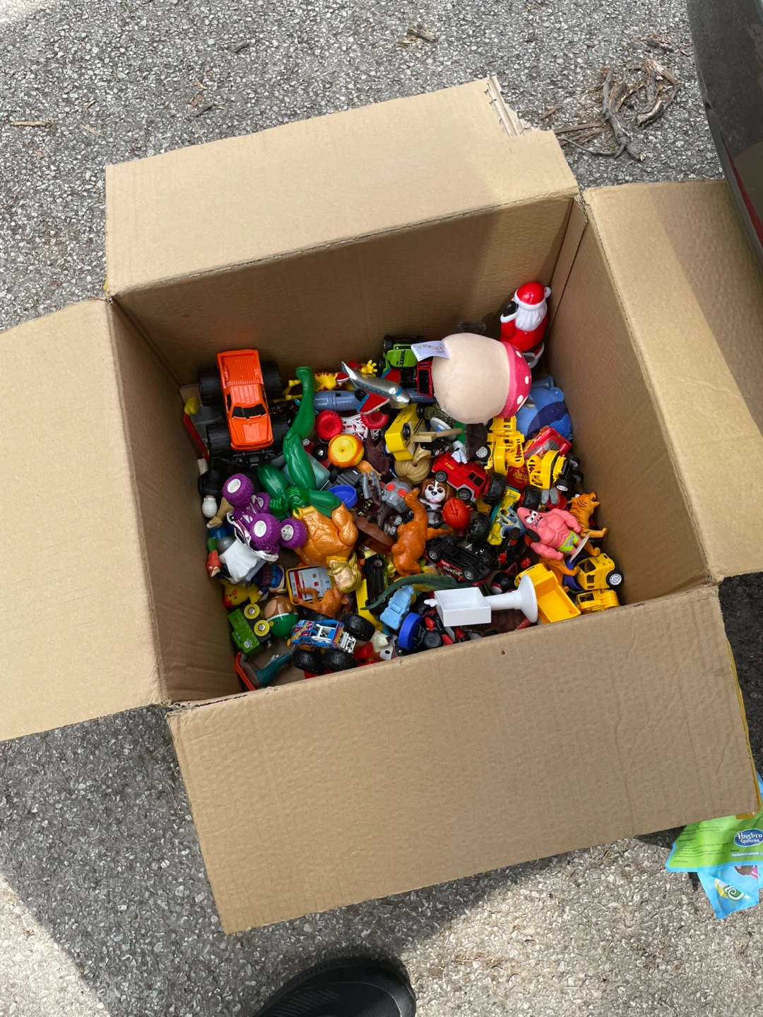 Assorted Lot of Toy Cars, Action Figures, and Playsets - photo 3