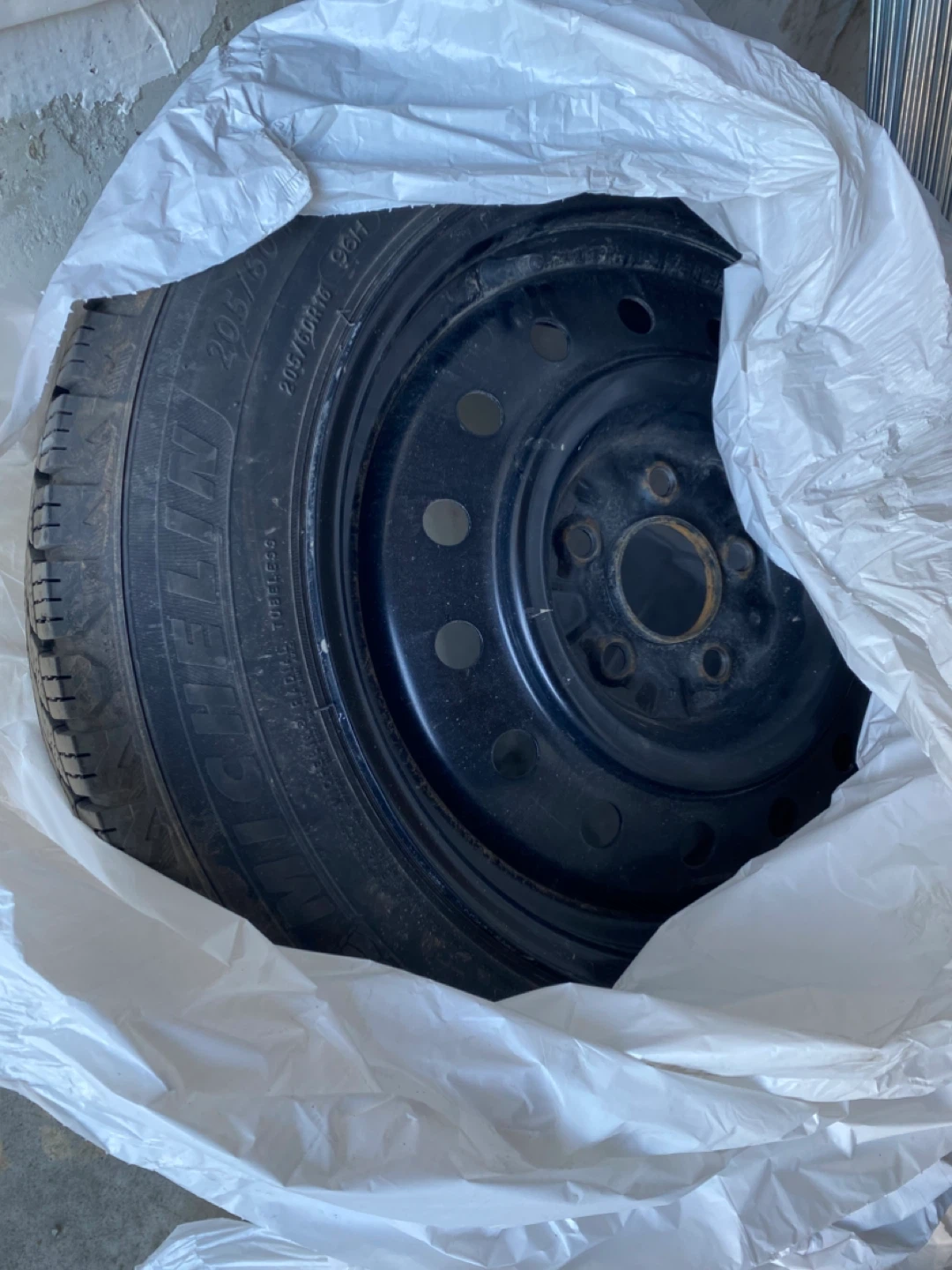 4 Michelin Winter Tires + Rims + Bags Excellent Condition! - photo 3