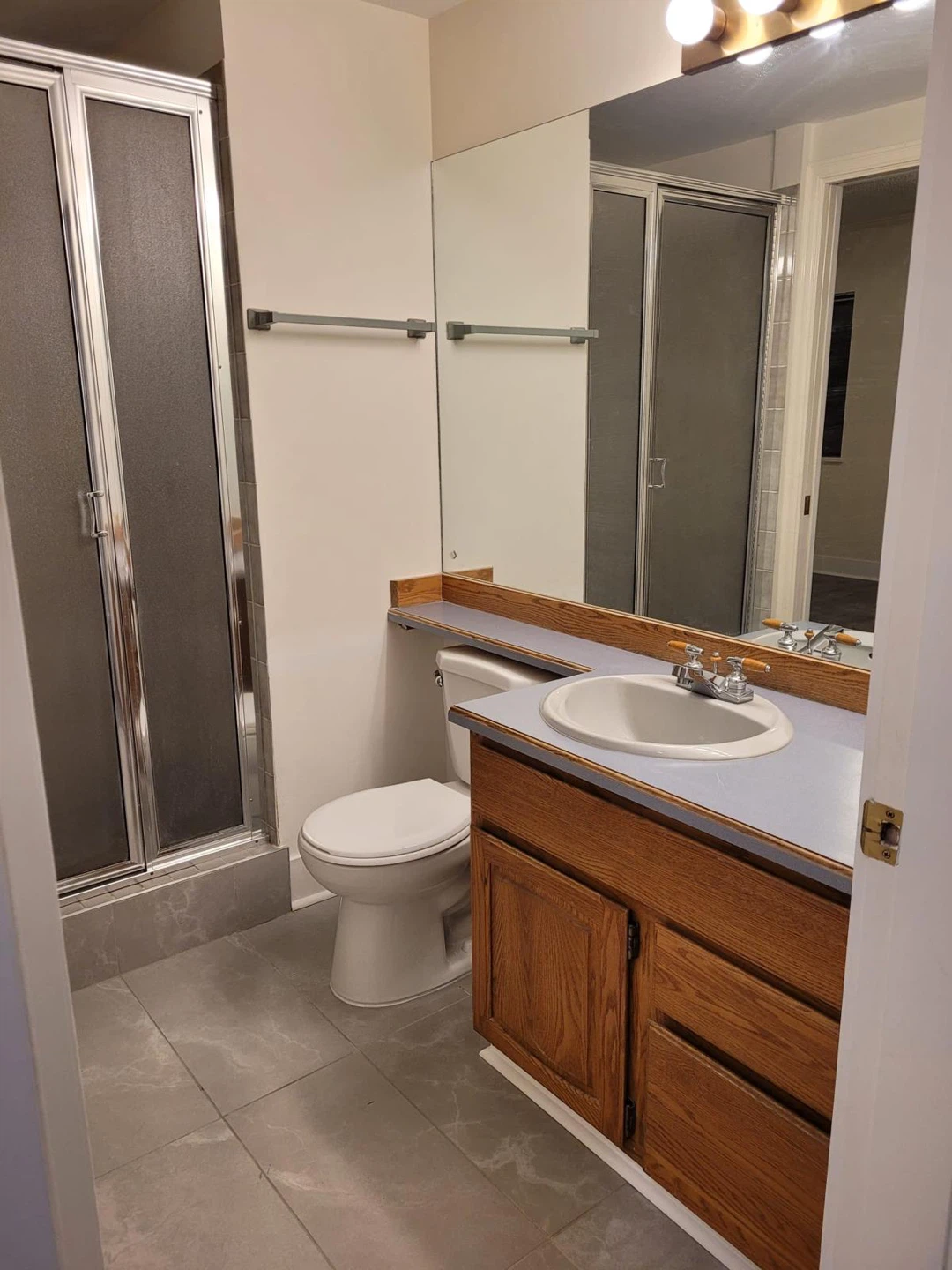 1 bedroom 1 bathroom private suite - photo 5