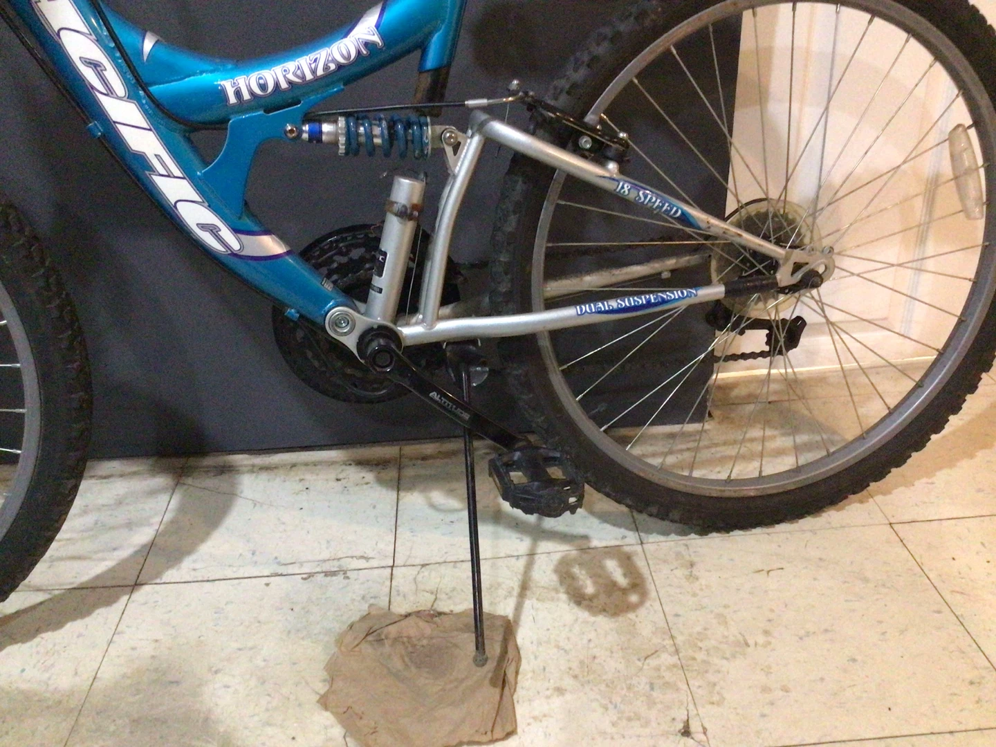 PACIFIC 18 SPEED 24" MOUNTAIN BIKE - photo 4