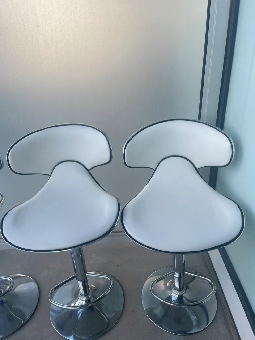 Set of 4 White Adjustable Bar Stools