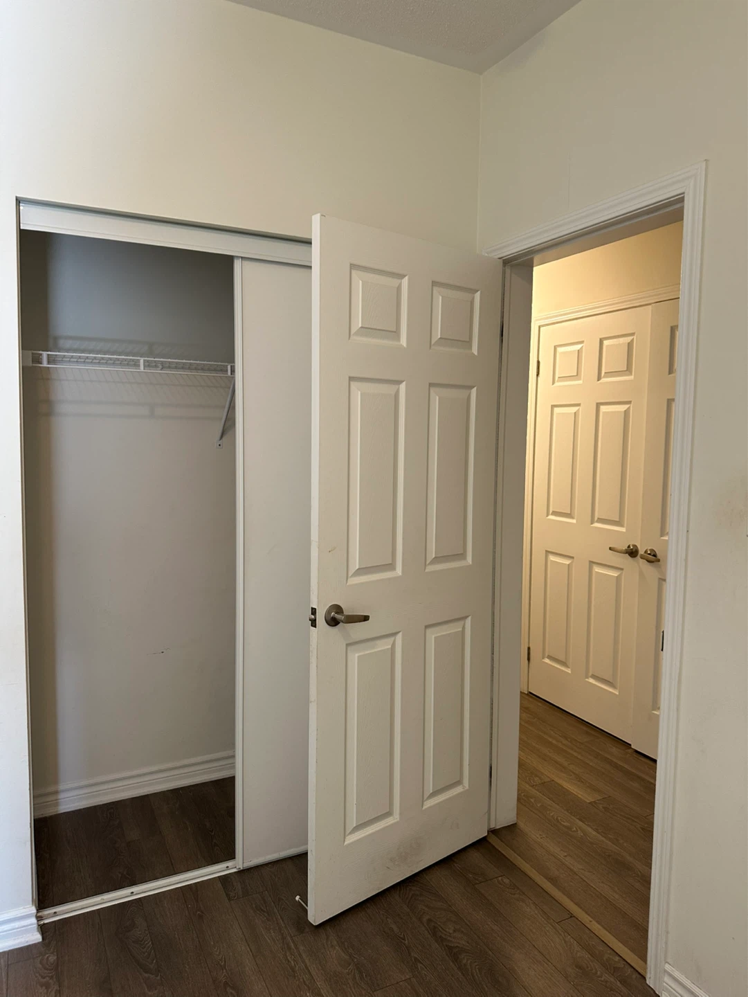 Only 1 month - Master bedroom with private ensute bathroom - photo 4