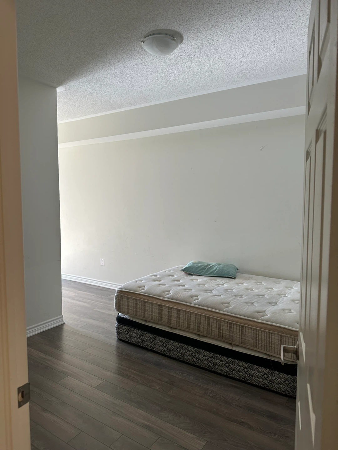 Only 1 month - Master bedroom with private ensute bathroom - photo 2