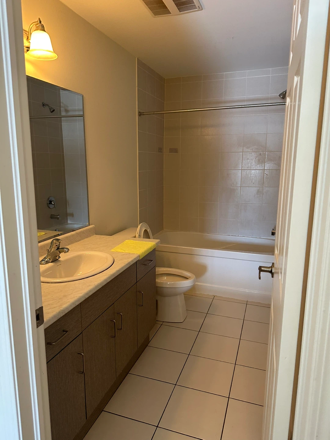 Only 1 month - Master bedroom with private ensute bathroom - photo 5