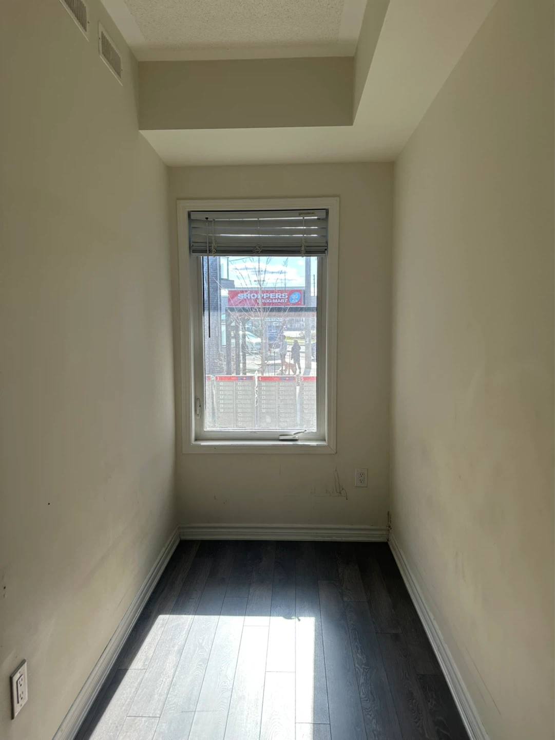 Only 1 month - Master bedroom with private ensute bathroom - photo 3