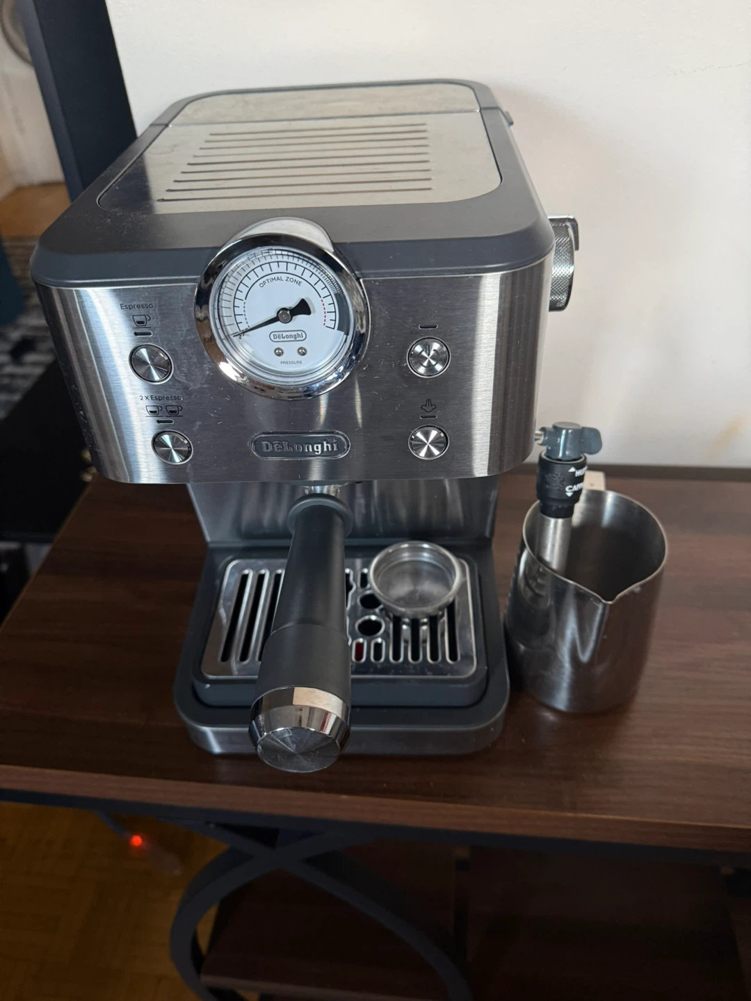 De'Longhi Espresso Machine with Milk Frothing Pitcher