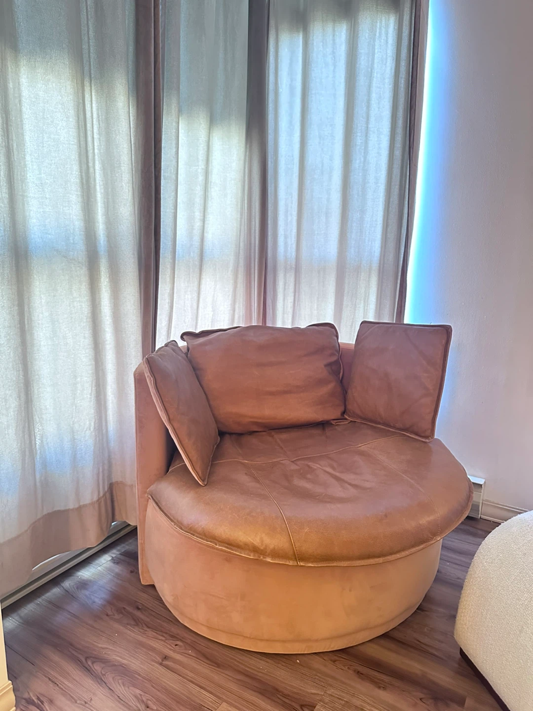 Genuine leather cuddle chair