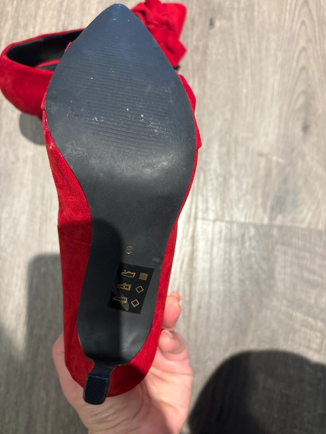 Le Château Red Suede Bow Heels - Size 6 - photo 4