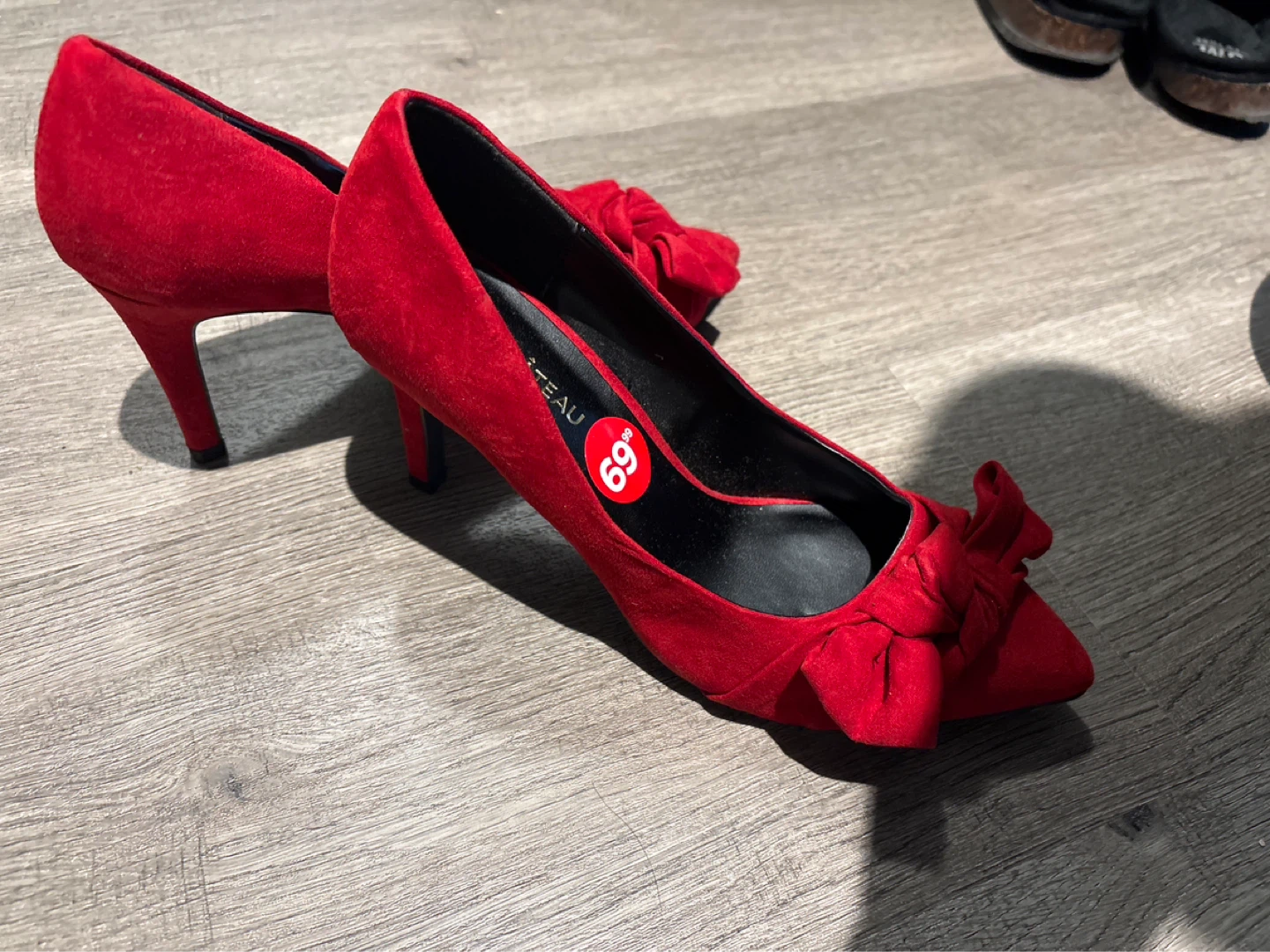 Le Château Red Suede Bow Heels - Size 6 - photo 2