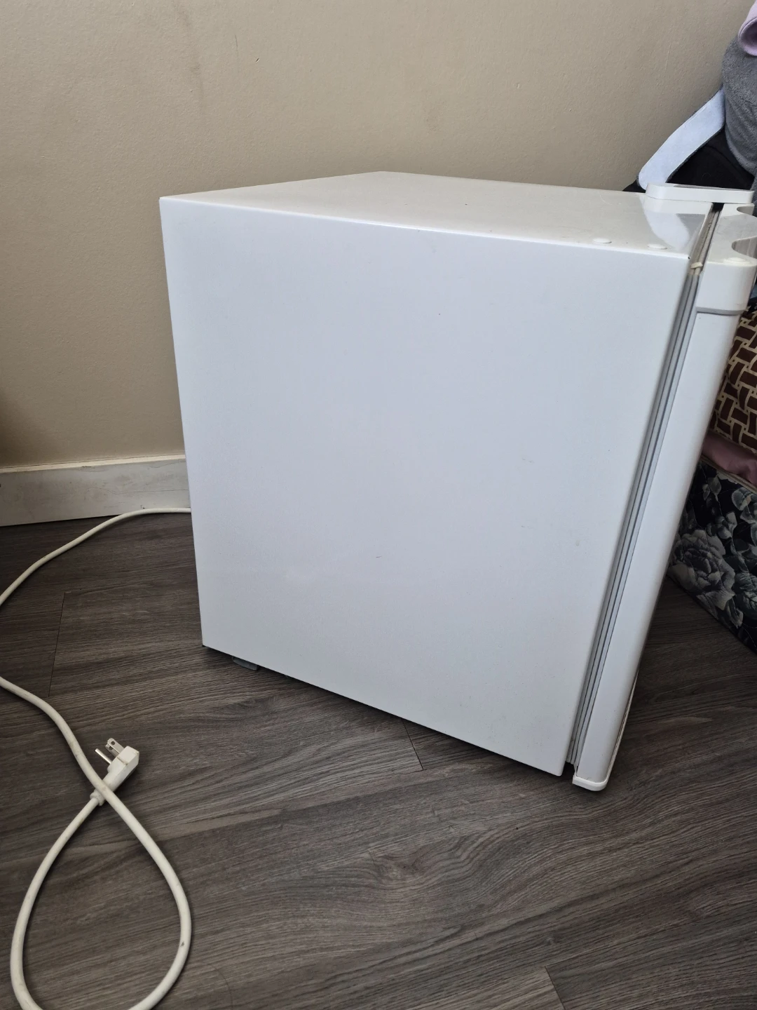 Igloo White Mini Fridge - photo 2