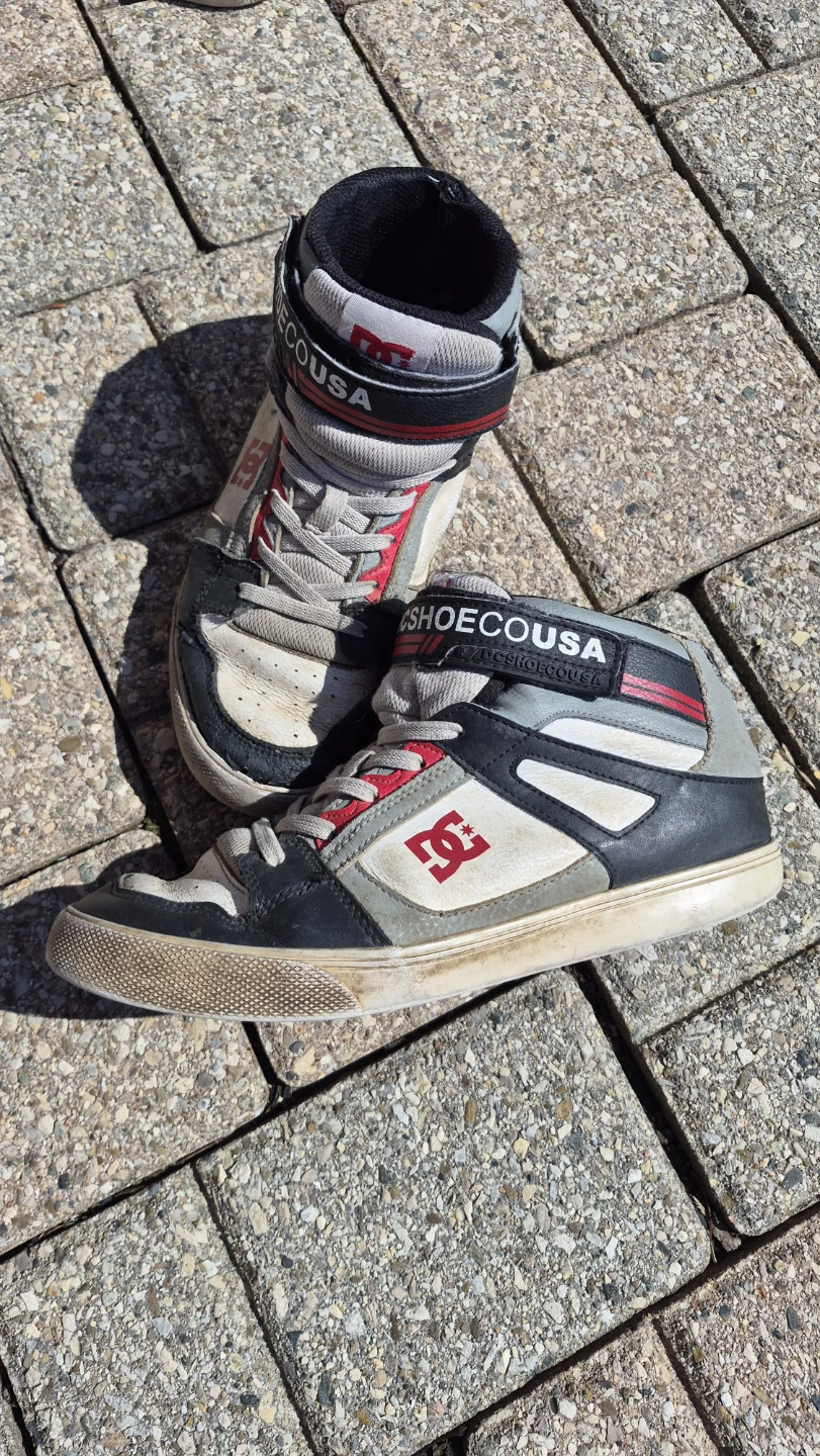 DC that fit youth size 7. Pick up in Kitchener, $10