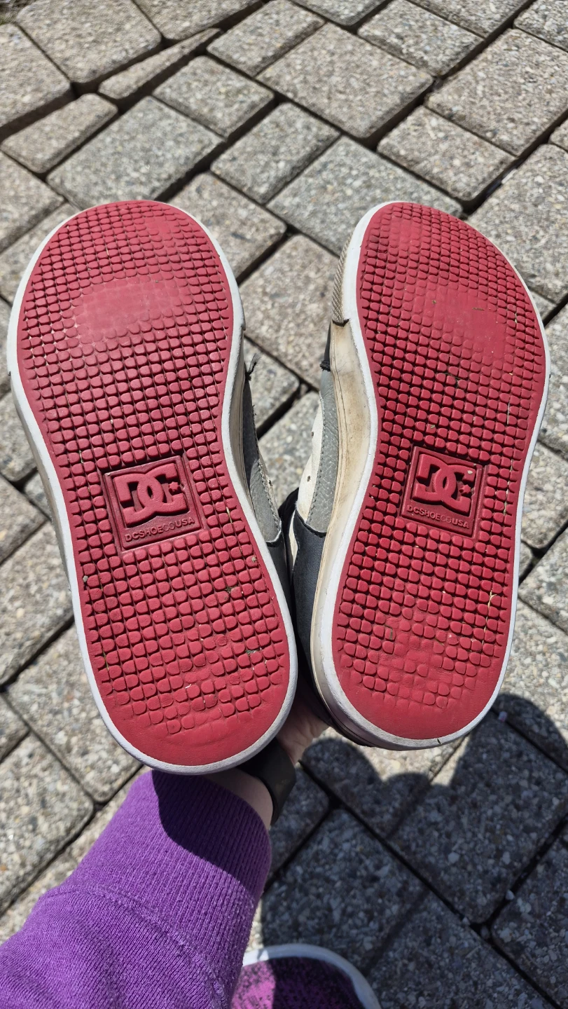 DC that fit youth size 7. Pick up in Kitchener, $10 - photo 2