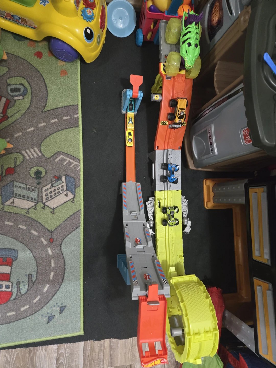 2 hot wheels tracks 7 vehicles
