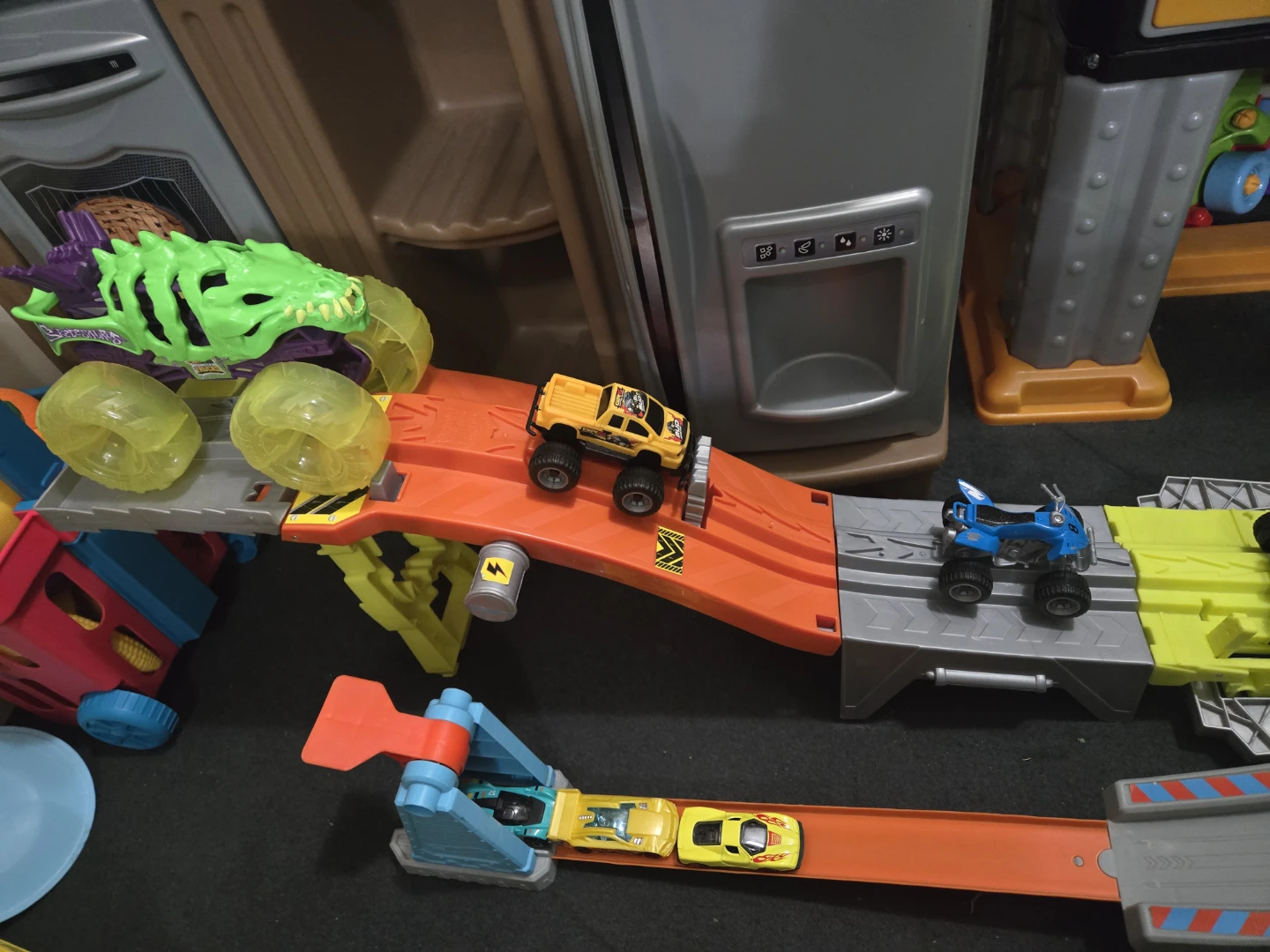 2 hot wheels tracks 7 vehicles - photo 3