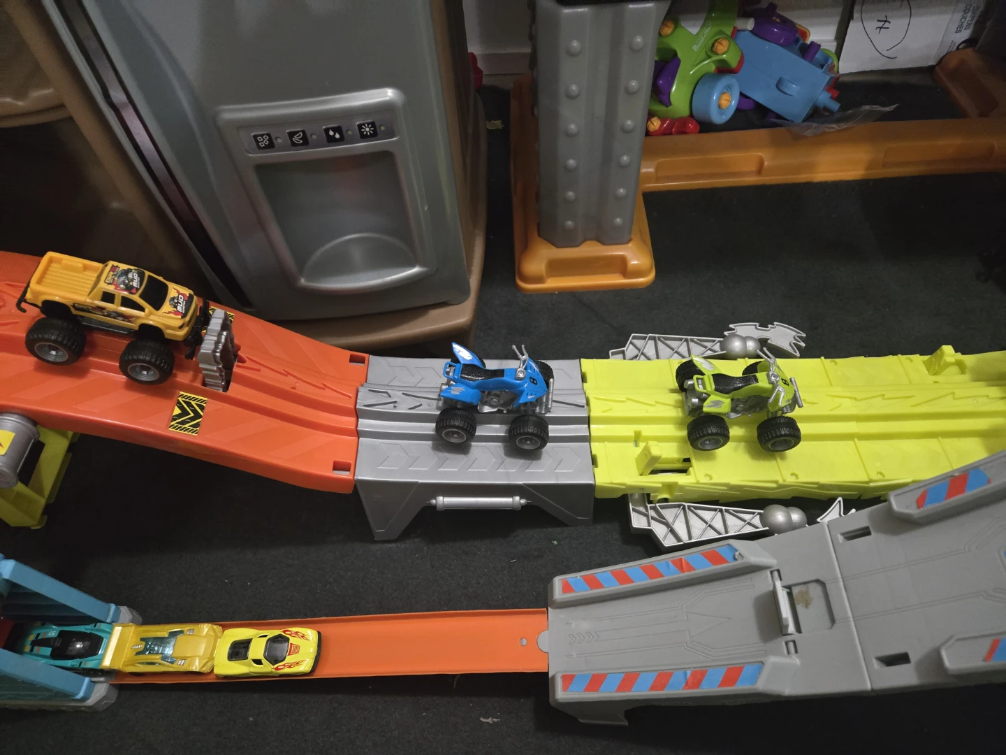 2 hot wheels tracks 7 vehicles - photo 4