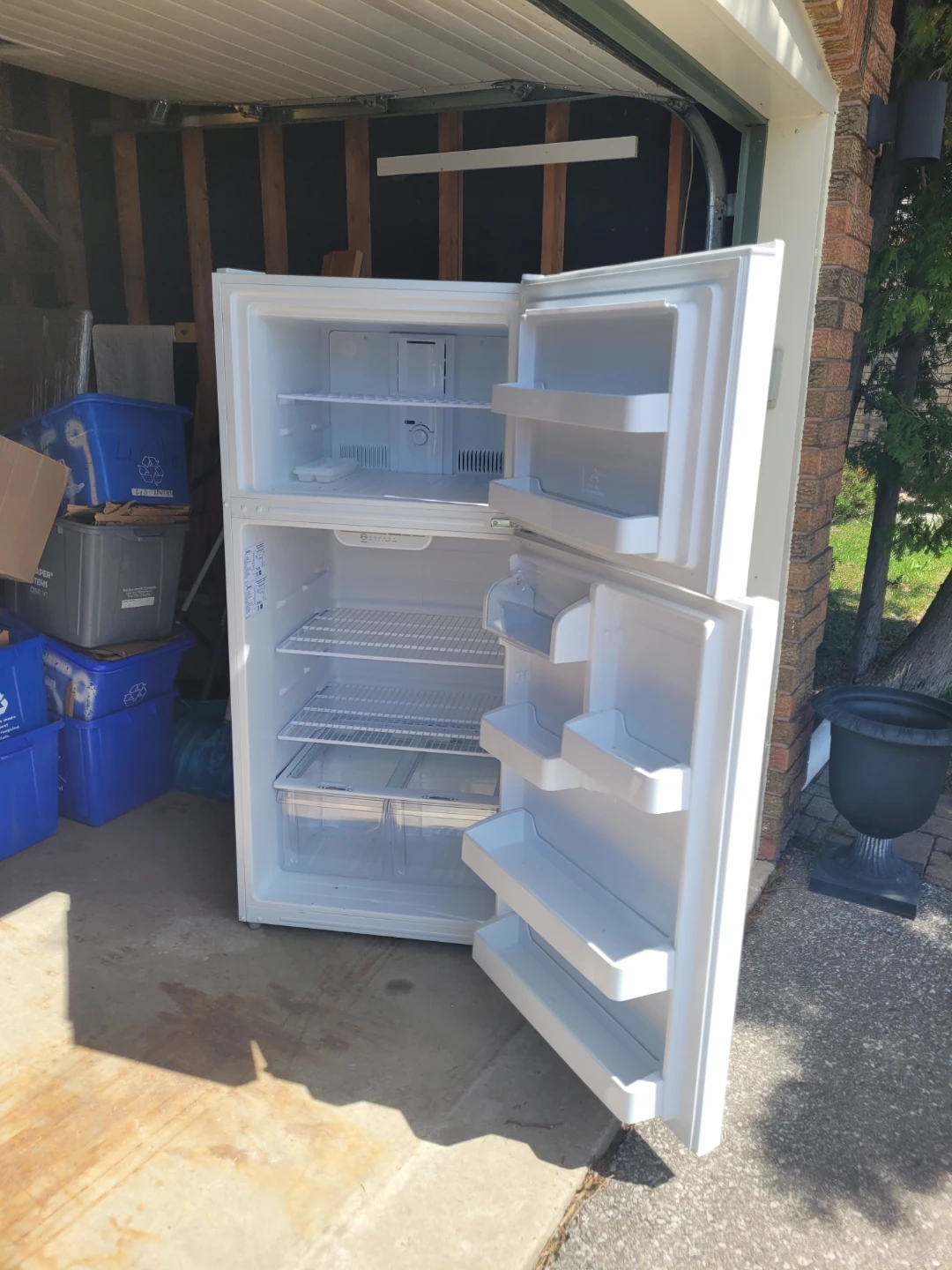 Midea White Top Freezer Refrigerator - photo 2