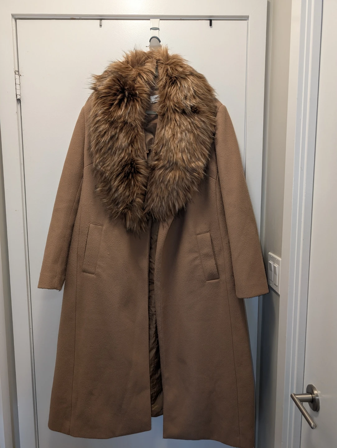 Suzy Shier Women's Camel Wool Blend Coat with Faux Fur Collar