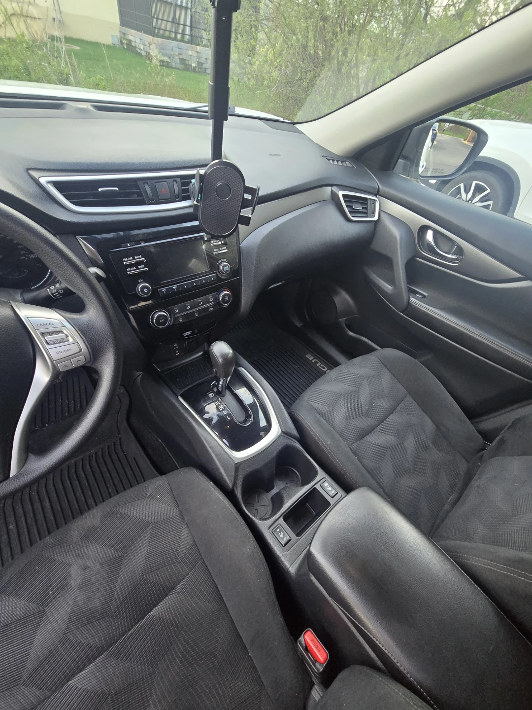 White Nissan Rogue SV - photo 2