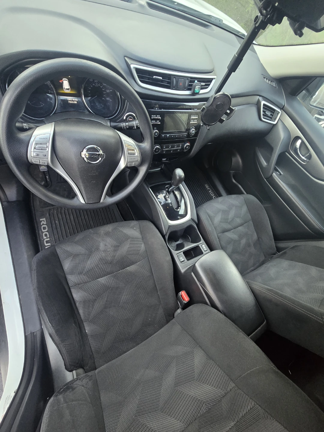 White Nissan Rogue SV - photo 3