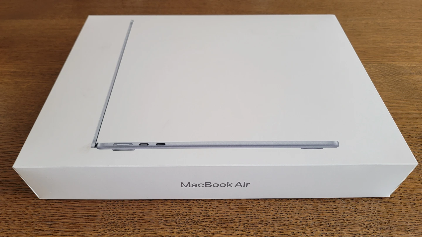 BNIB MacBook Air 13-inch M4 256/16